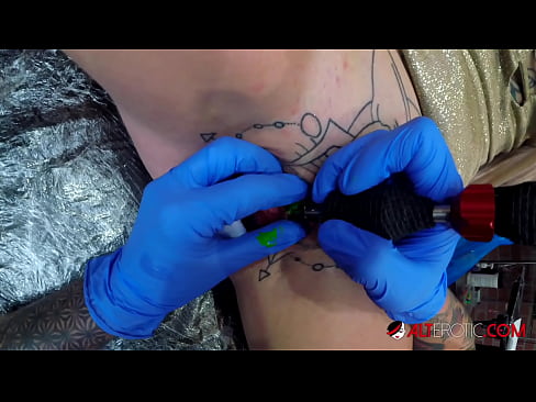 ❤️ Extremt tatuerade snyggingen Sully Savage fick en tatuering på sin klitoris ❤️❌ Porno at us sv.xsexshop.ru ❌❤